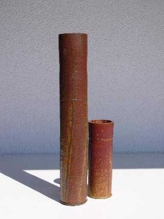 in japanischer Tradition hergestellte Keramik Bambusvasen. Die hohe Vase repräsentiert In, die niedrige Yo