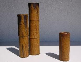 Keramik Bambusvasen in japanischer Tradition gefertigt. Bei diesem Arrangement sollen die Knoten nie auf gleicher Höhe stehen