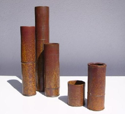 "alte" japanische Keramik Bambusvasen mit rötlicher Färbung. Auch in diesem Arrangement stehen die Knoten nie auf gleicher Höe (wie auch in der Natur)
