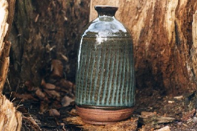 Vase aus Keramik gefertigt, in einer traditionellen japanischen Anmutung