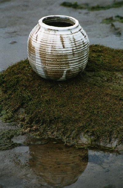 in traditionell japanischer Art gefertigte Steinzeugvase, versehen mit einer Talkmatt-Glasur 