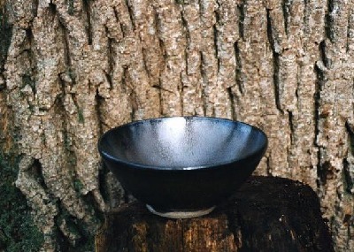 Keramik-Schale in einer traditionellen japanischen Gefäßform