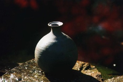 Keramik-Vase, gebrannt im traditionellen japanischen Kapselverfahren