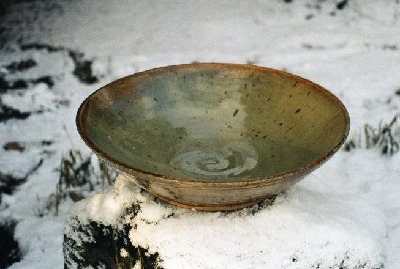 Keramik-Schale mit traditioneller japanischer Ascheglasur